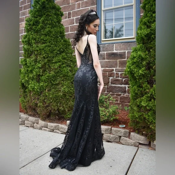 SELLING MY PROM DRESS - Picture 2 of 2